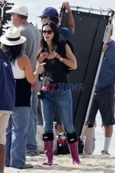 Courteney Cox w fioletowtych kaloszach