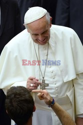 Papież Franciszek błogosławi niepełnosprawnych