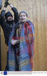 Vivienne Westwood wiesza flagę Greenpeace