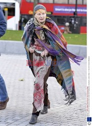 Vivienne Westwood wiesza flagę Greenpeace