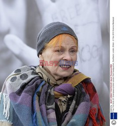 Vivienne Westwood wiesza flagę Greenpeace