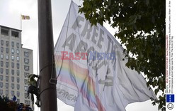 Vivienne Westwood wiesza flagę Greenpeace