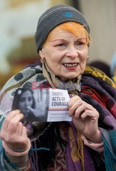 Vivienne Westwood wiesza flagę Greenpeace