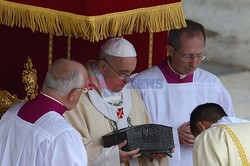 Papież pokazał relikwie św. Piotra