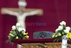 Vatican shows bones of Saint Peter 