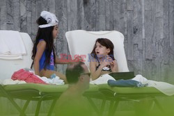 Katie Holmes i Suri Cruise w bikini