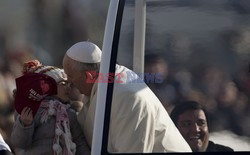 Papież Franciszek zaprosił znajomego księdza do Papamobile