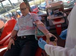 Prezydent Gdańska Paweł Adamowicz oddaje krew