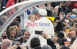 Papież Franciszek - audiencja generalna na placu świętego Piotra