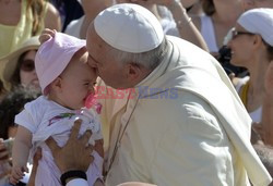 Papież Franciszek z dziećmi