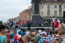 Dzieci i mlodzież oddają hołd pod pomnikiem Małego Powstańca