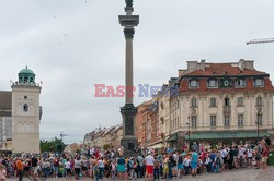 Dzieci i mlodzież oddają hołd pod pomnikiem Małego Powstańca