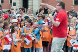 Dzieci i mlodzież oddają hołd pod pomnikiem Małego Powstańca