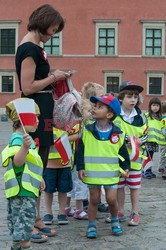 Dzieci i mlodzież oddają hołd pod pomnikiem Małego Powstańca