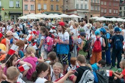 Dzieci i mlodzież oddają hołd pod pomnikiem Małego Powstańca