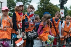 Dzieci i mlodzież oddają hołd pod pomnikiem Małego Powstańca