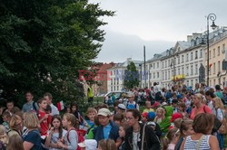 Dzieci i mlodzież oddają hołd pod pomnikiem Małego Powstańca