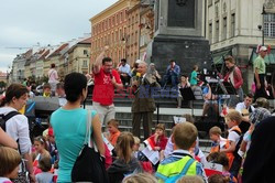 Dzieci i mlodzież oddają hołd pod pomnikiem Małego Powstańca