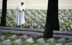 Papież Franciszek na cmentarzu w Fogliano di Redipuglia