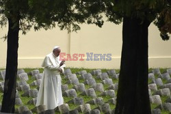 Papież Franciszek na cmentarzu w Fogliano di Redipuglia