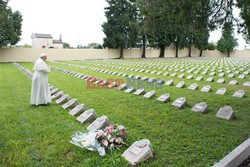 Papież Franciszek na cmentarzu w Fogliano di Redipuglia