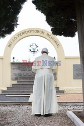 Papież Franciszek na cmentarzu w Fogliano di Redipuglia