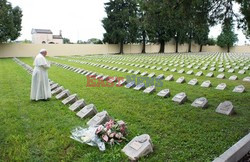 Papież Franciszek na cmentarzu w Fogliano di Redipuglia