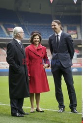 Król Gustaf i królowa Silvia na stadionie PSG