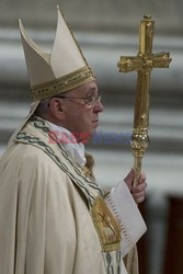 Papież Franciszek podczas nieszporów za kończący się rok