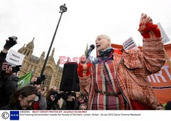 Vivienne Westwood protestuje przed londyńskim parlamentem