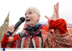 Vivienne Westwood protestuje przed londyńskim parlamentem