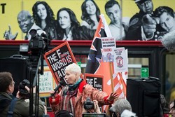 Vivienne Westwood protestuje przed londyńskim parlamentem