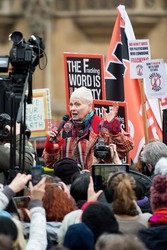 Vivienne Westwood protestuje przed londyńskim parlamentem