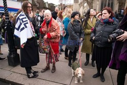 Vivienne Westwood protestuje przed londyńskim parlamentem