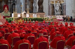 Pope Emeritus Benedykt XVI na wręczeniu biretów nowym kardynałom