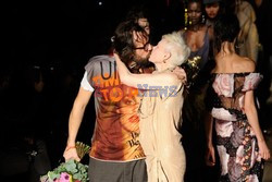 Vivienne Westwood całuje się z mężem