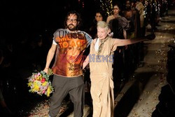 Vivienne Westwood całuje się z mężem