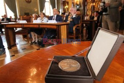 Opera Krakowska i Sobieslaw Zasada z Medalami Cracoviae Merenti