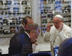 Papież Franciszek kupuje okulary w salonie optycznym