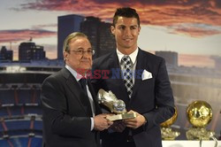 Cristiano Ronaldo z trofeum najlepszego strzelca Realu Madryt