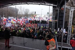 Demonstracja KOD w obronie Lecha Wałęsy w Warszawie