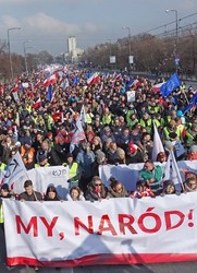 Demonstracja KOD w obronie Lecha Wałęsy w Warszawie