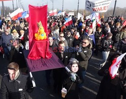 Demonstracja KOD w obronie Lecha Wałęsy w Warszawie