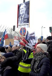 Demonstracja KOD w obronie Lecha Wałęsy w Warszawie