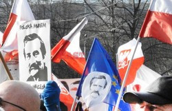 Demonstracja KOD w obronie Lecha Wałęsy w Warszawie