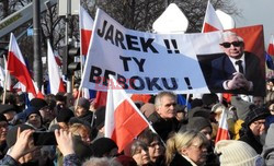 Demonstracja KOD w obronie Lecha Wałęsy w Warszawie