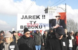 Demonstracja KOD w obronie Lecha Wałęsy w Warszawie