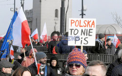 Demonstracja KOD w obronie Lecha Wałęsy w Warszawie