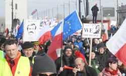 Demonstracja KOD w obronie Lecha Wałęsy w Warszawie