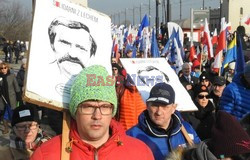 Demonstracja KOD w obronie Lecha Wałęsy w Warszawie